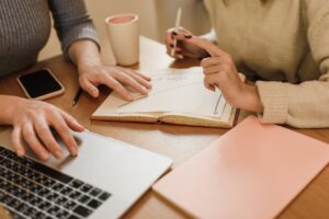 Rank Math vs Yoast SEO – którą wtyczkę wybrać do pozycjonowania WordPressa w 2026 roku?