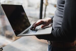 Jak bezpiecznie przenieść stronę na inną domenę bez utraty pozycji w Google?